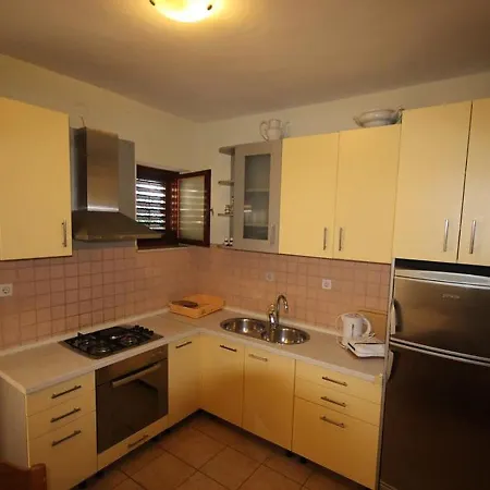 Family Ground Floor Close To The Beach زادار