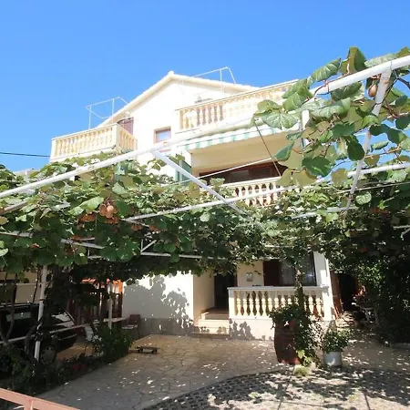 Family Ground Floor Close To The Beach زادار