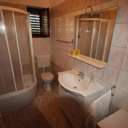 Family Ground Floor Close To The Beach شقة