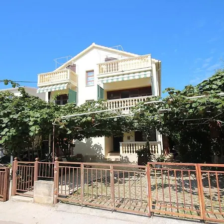 Family Ground Floor Close To The Beach شقة زادار