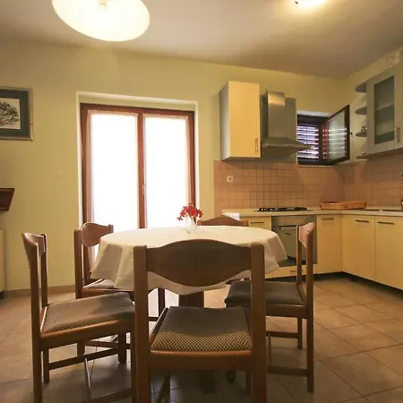 Family Ground Floor Close To The Beach شقة زادار